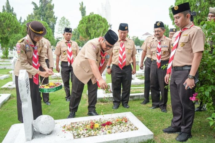 Pj Sekda Kota Medan Pimpin Ziarah Makam Pahlawan Sambut Hari Pramuka Ke-63