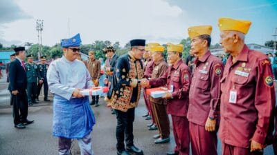 Bobby Nasution & Kahiyang Ayu Kompak Berbusana Adat Mandailing di Upacara Pengibaran Bendera