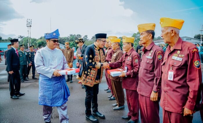 Bobby Nasution & Kahiyang Ayu Kompak Berbusana Adat Mandailing di Upacara Pengibaran Bendera