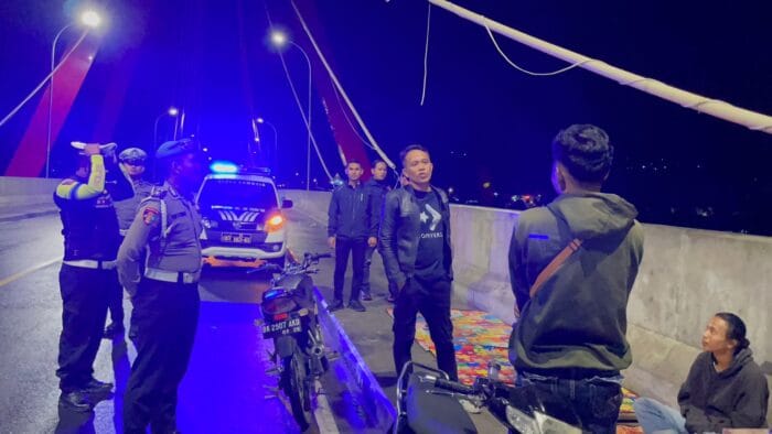 Patroli Presisi, Polres Samosir Tegur Pedagang di Jembatan Tano Ponggol