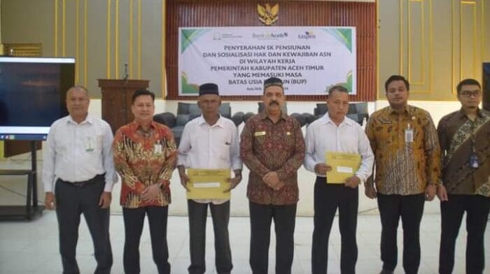 135 ASN Aceh Timur Terima SK Pensiun