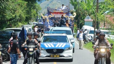 Polres Samosir dan Jajaran Polsek Kawal Pendaftaran Paslon Kada Vandiko dan Ariston ke KPU