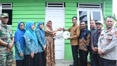 Pj Walikota Langsa Serahkan Bantuan Rumah Layak Huni