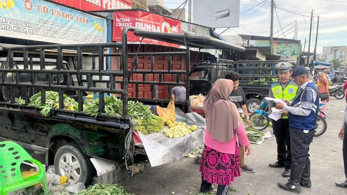 Personel Satlantas Polrestabes Medan Lakukan Penindakan dan Penegakan Hukum di Pajak Sei Sikambing
