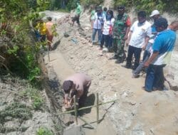 Bhabinkamtibmas Desa Harian Letakkan Batu Pertama Pembangunan Saluran Air