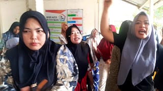 Puluhan Orang Tua Murid di Batu Bara Protes Anaknya Belajar di Lantai