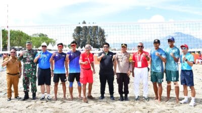 Bupati Samosir Lakukan Servis Perdana Pertandingan Voli Pantai PON XXI Aceh-Sumut