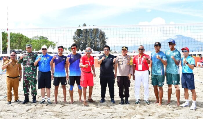 Bupati Samosir Lakukan Servis Perdana Pertandingan Voli Pantai PON XXI Aceh-Sumut