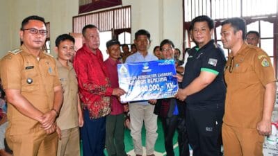 Bupati Samosir Serahkan Rp5 Juta Sebagai Pemulihan Ekonomi di Kenegerian Sihotang