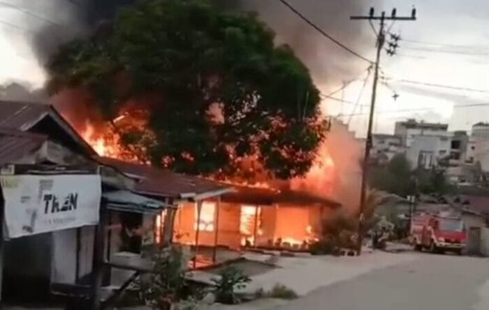 Satu Unit Rumah di Lingkungan Kampung Banjar Dua Kotapinang Hangus Terbakar