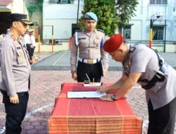 Kapolres Samosir Bersama Iptu Edward Sidauruk Tandatangani Surat Naskah Serah Terima Jabatan Kasat Reskrim