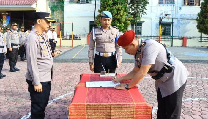 Kapolres Samosir Bersama Iptu Edward Sidauruk Tandatangani Surat Naskah Serah Terima Jabatan Kasat Reskrim