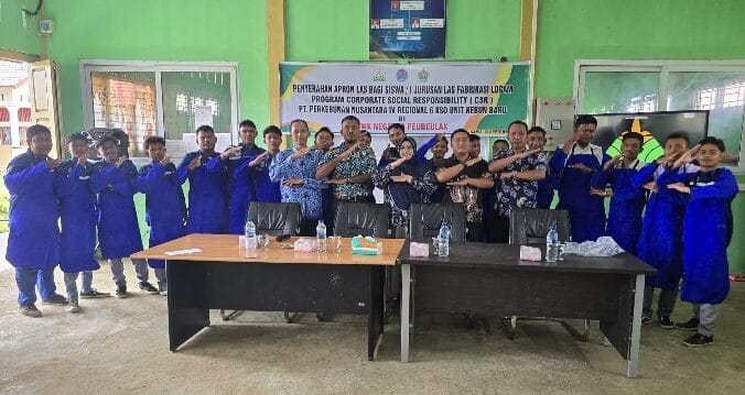 Cinta Pendidikan, PTPN IV Regional VI KSO Unit Kebun Baru Bagikan 38 Apron Las