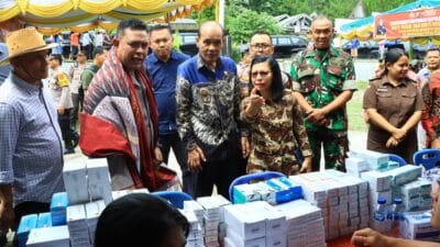 Kapolda Sumut Bagikan 1.500 Paket Sembako dan 100 Unit Kacamata Baca di Samosir