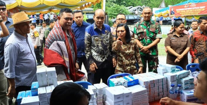 Kapolda Sumut Bagikan 1.500 Paket Sembako dan 100 Unit Kacamata Baca di Samosir