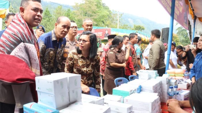 Kapolda Sumut Berikan 1.500 Paket Sembako Bakti Sosial di Kecamatan Simanindo