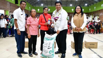 Masyarakat 4 Desa Sambut Baik dan Ulosi Bupati Samosir