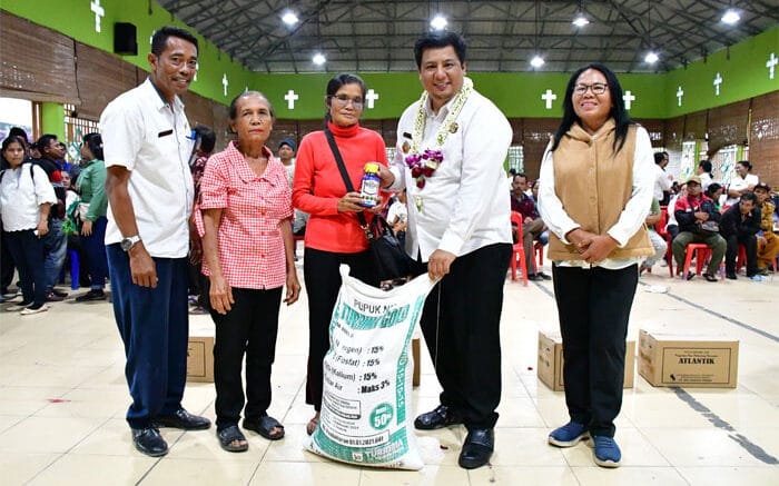Masyarakat 4 Desa Sambut Baik dan Ulosi Bupati Samosir