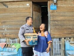 Kasi Humas Polres Samosir Berbagi Kasih dengan Warga Kurang Mampu
