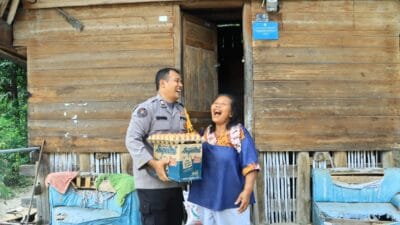 Kasi Humas Polres Samosir Berbagi Kasih dengan Warga Kurang Mampu
