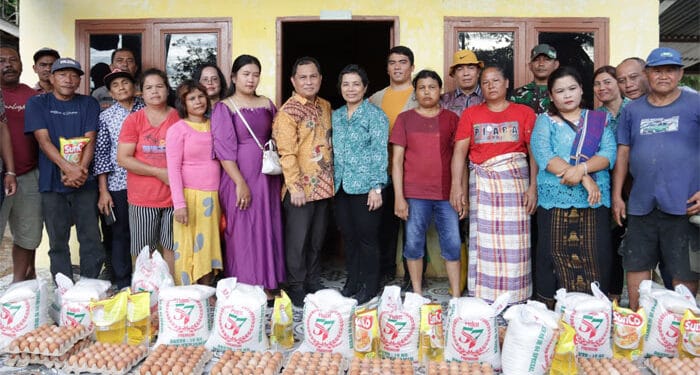 Pj Bupati Dairi Kunjungi dan Berikan Bantuan Pada Korban Banjir Bandang Tanah Pinem