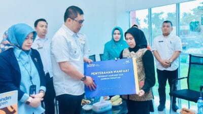 Pj Bupati Heri Serahkan Asuransi Mantan Kadis Dukcapil Almarhum Maeda Soetopo