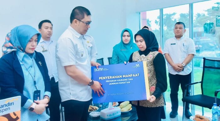 Pj Bupati Heri Serahkan Asuransi Mantan Kadis Dukcapil Almarhum Maeda Soetopo