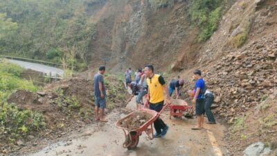 Polres Samosir Bersama Jajaran Polsek Cek Lokasi Longsor Tutupi Jalan Umum