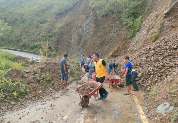 Polres Samosir Bersama Jajaran Polsek Cek Lokasi Longsor Tutupi Jalan Umum