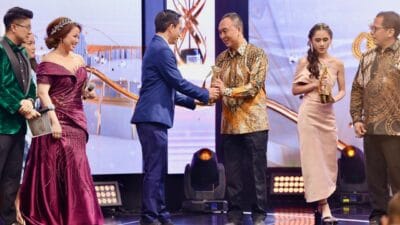 Kapolri Raih Penghargaan Lembaga Dengan Pelayanan dan Komunikasi Terbaik