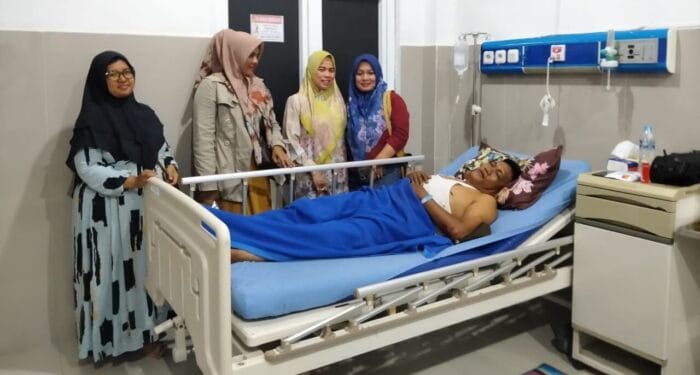 Wartawan Alami Kecelakaan, Cawabup Drs H Naga Parlaungan Lubis Jenguk dan Beri Bantuan