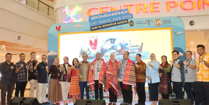 Plt Bupati Samosir Tinjau Pameran di Indonesia Aja Travel Fair