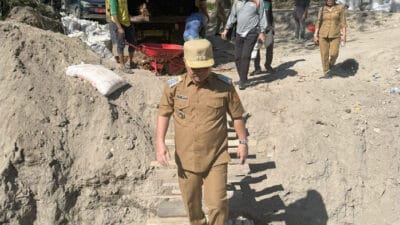 Pj Bupati Surung Charles Bantjin Tinjau Jalan Amblas di Desa Lau Njuhar