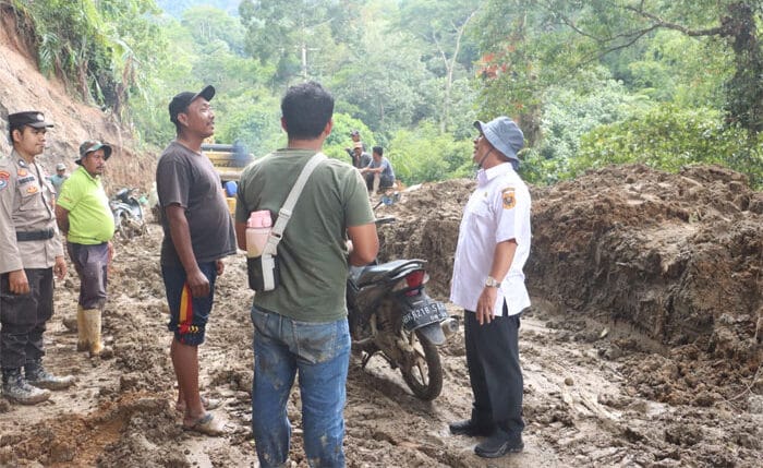 Pj Bupati Dairi Cek Kondisi Desa Suka Dame Terisolir Akibat Longsor