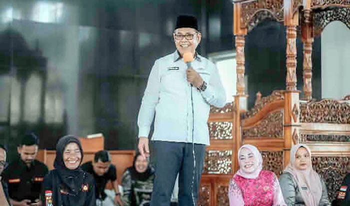 Penyerahan Insentif Kader Posyandu/KB & BLT DD Triwulan III di Kabupaten Solok