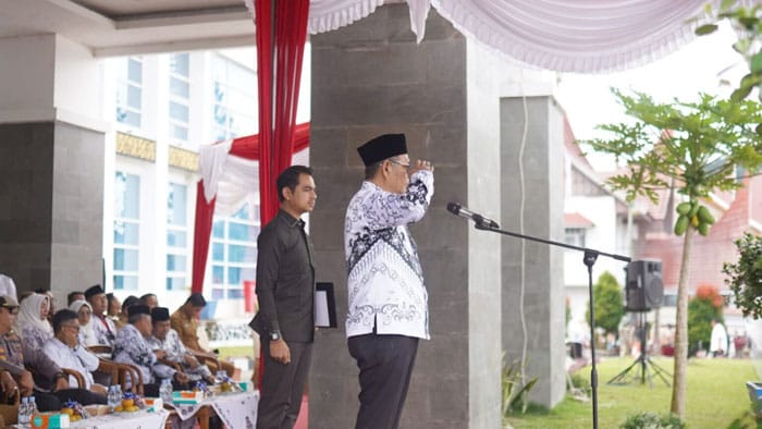 Para Guru Padati Lapangan Kantor Bupati Solok Pada HUT Ke-79 PGRI