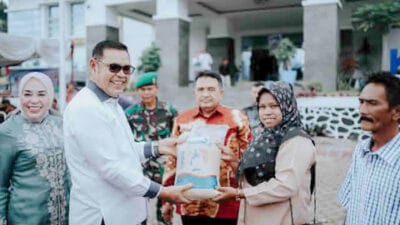 Bupati Epyardi Serahkan Alsintan untuk Keltan se-Kabupaten Solok