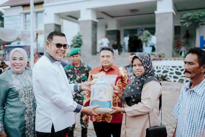 Bupati Epyardi Serahkan Alsintan untuk Keltan se-Kabupaten Solok