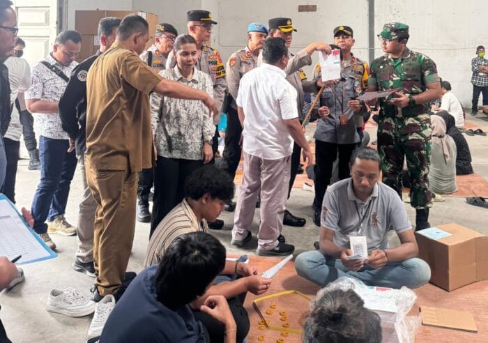 Ketua KPU Kota Medan Tinjau Penyortiran dan Pelipatan Kertas Surat Suara Pilkada
