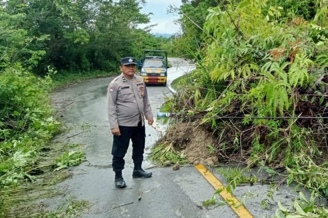 Polsek Onanrunggu Cek TKP Gangguan Alam Pohon Tumbang dan Longsor