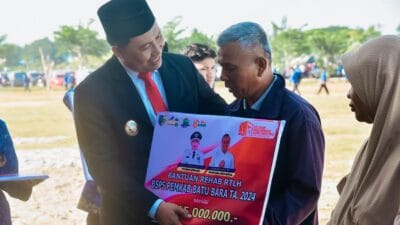 Pj Bupati Heri Serahkan Bantuan Bedah Rumah