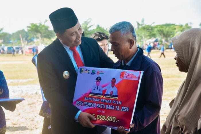 Pj Bupati Heri Serahkan Bantuan Bedah Rumah