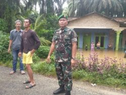 Koramil 12/LP Bantu Masyarakat Terdampak Banjir Musiman di Langga Payung dan Desa Huta Godang