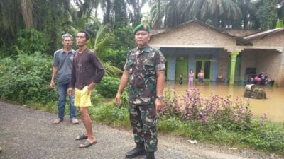 Koramil 12/LP Bantu Masyarakat Terdampak Banjir Musiman di Langga Payung dan Desa Huta Godang