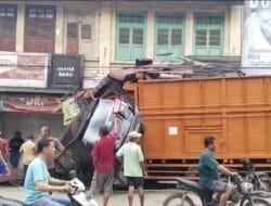 Akibat Rem Blong, Truk Tronton Tabrak Kendaraan dan Ruko