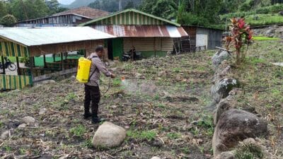 Personel Polsek Harian Persiapkan Lahan Warga untuk Budidaya Jagung