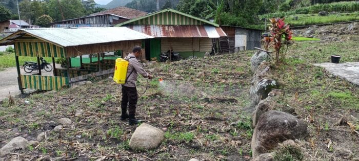 Personel Polsek Harian Persiapkan Lahan Warga untuk Budidaya Jagung
