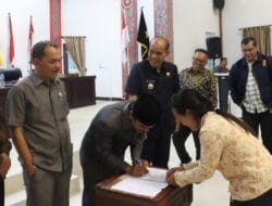 Plt Bupati dan DPRD Samosir Teken Persetujuan Bersama APBD 2025