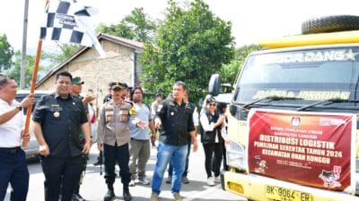 Bupati Samosir Berangkatkan Truk Pengangkut Distribusi Logistik Pilkada 2024