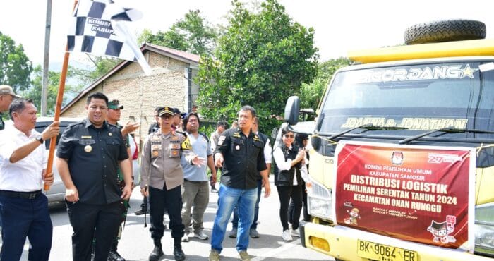 Bupati Samosir Berangkatkan Truk Pengangkut Distribusi Logistik Pilkada 2024